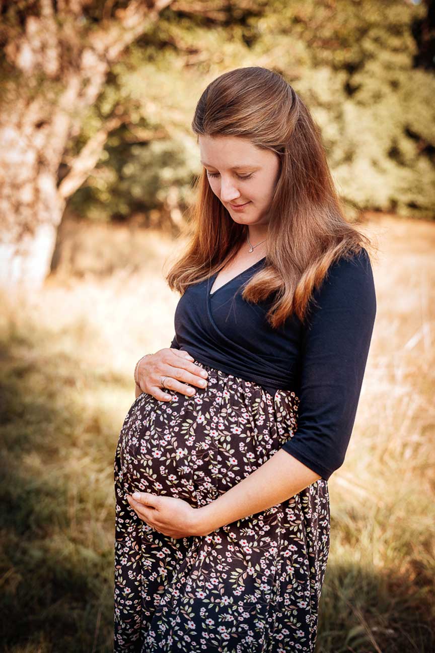 Babybauchshooting draussen schwanger