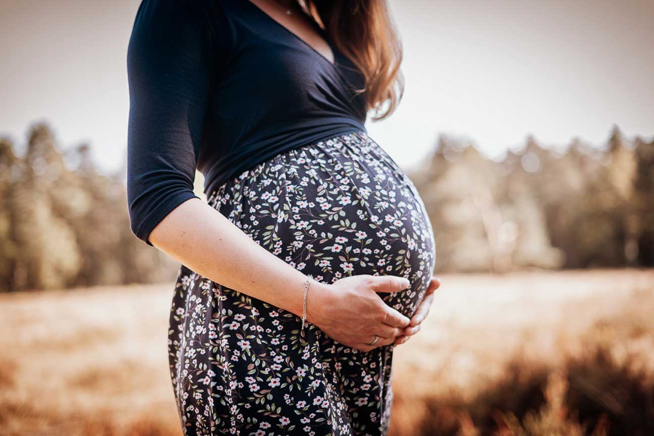 Babybauchshooting draussen schwanger Emspuellen