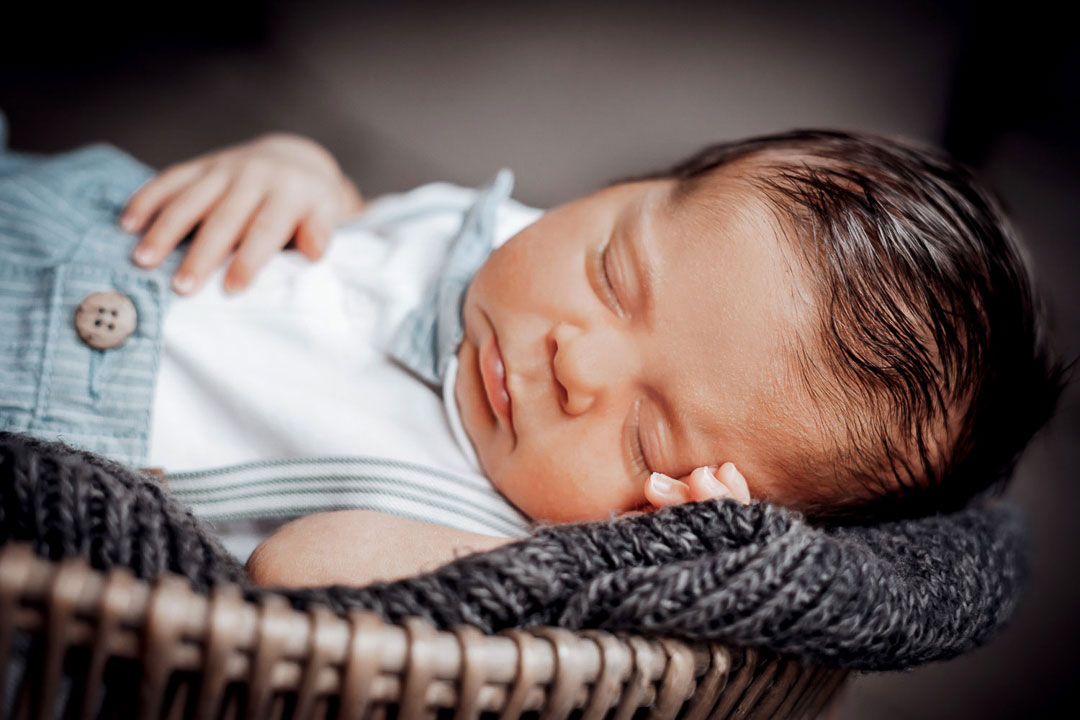 Baby schläft im Korb Babyfotos Bielefeld Fotograf