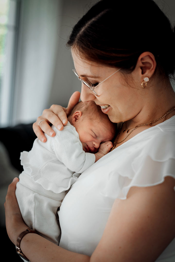 Mama mit neugeborenem baby Fotos zu Hause babyhomestory in Bielefeld