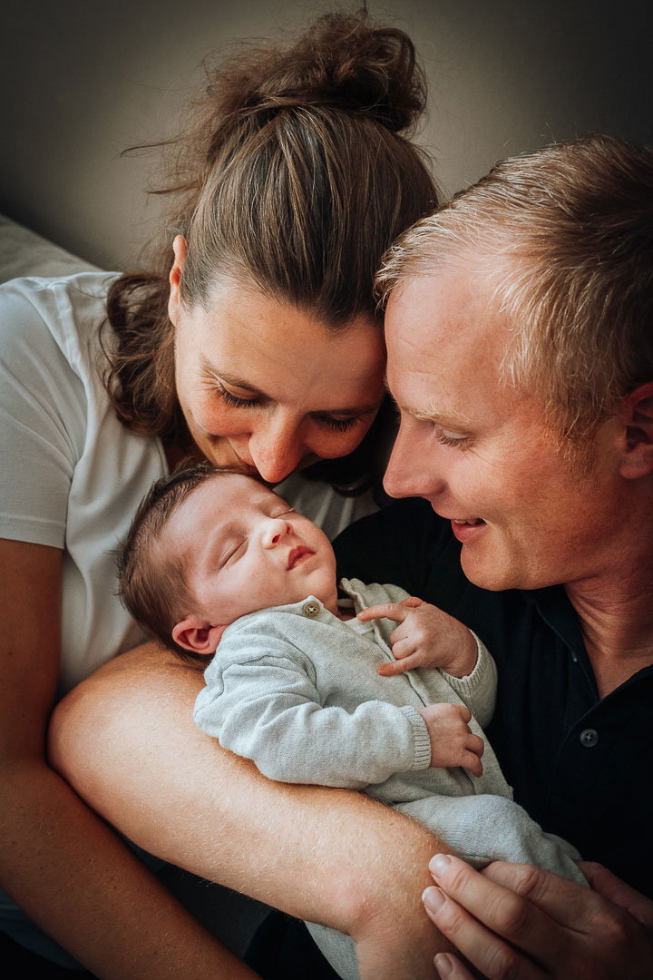 Eltern mit neugeborenem Baby zu Hause Babyfotos Bielefeld Fotograf