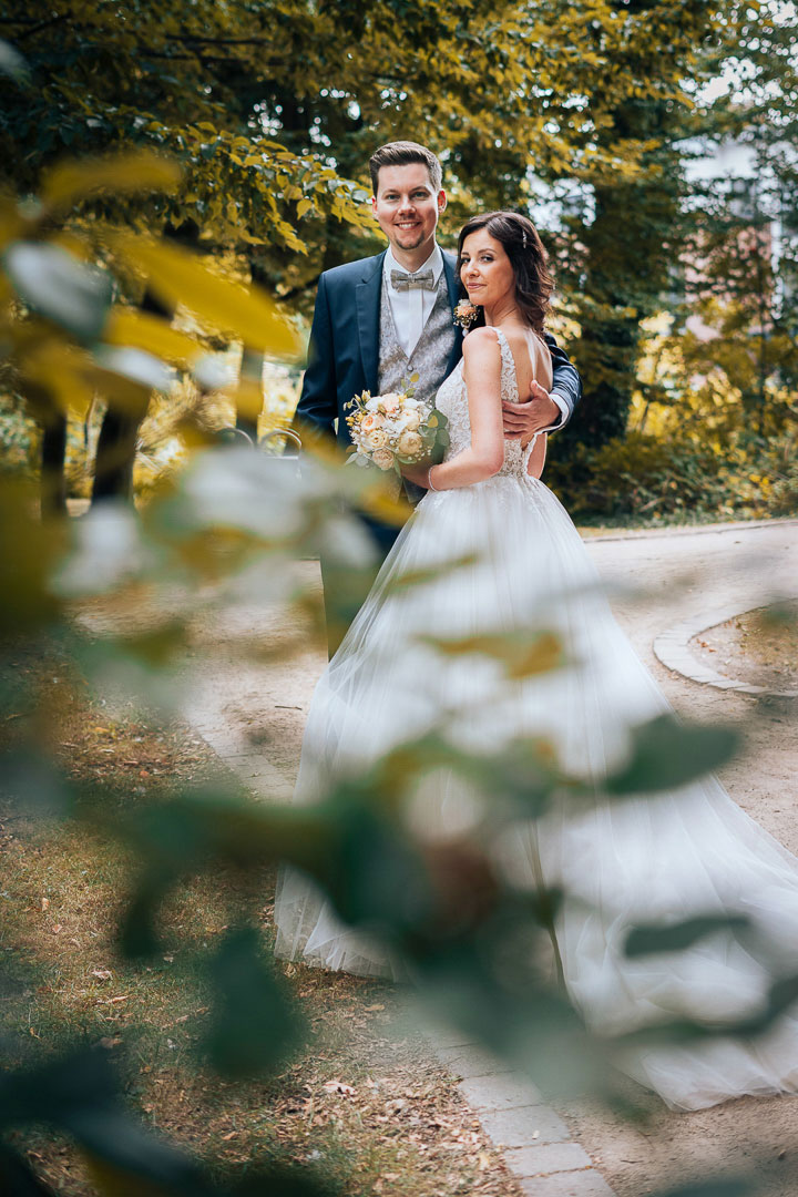 Brautpaar im Park Hochzeitsfotograf Bielefeld