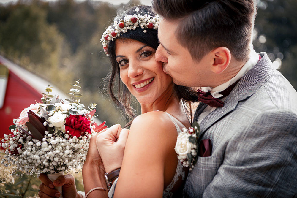 Hochzeitsfotos Bräutigam küsst die Braut