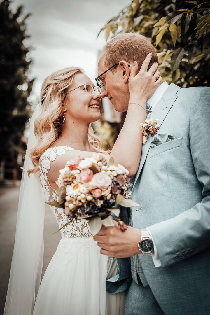 Brautpaar beim Hochzeitshooting in Bielefeld lachendes Portrait