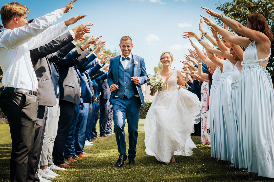 Brautpaar und Gäste Hochzeitsfotograf Bielefeld