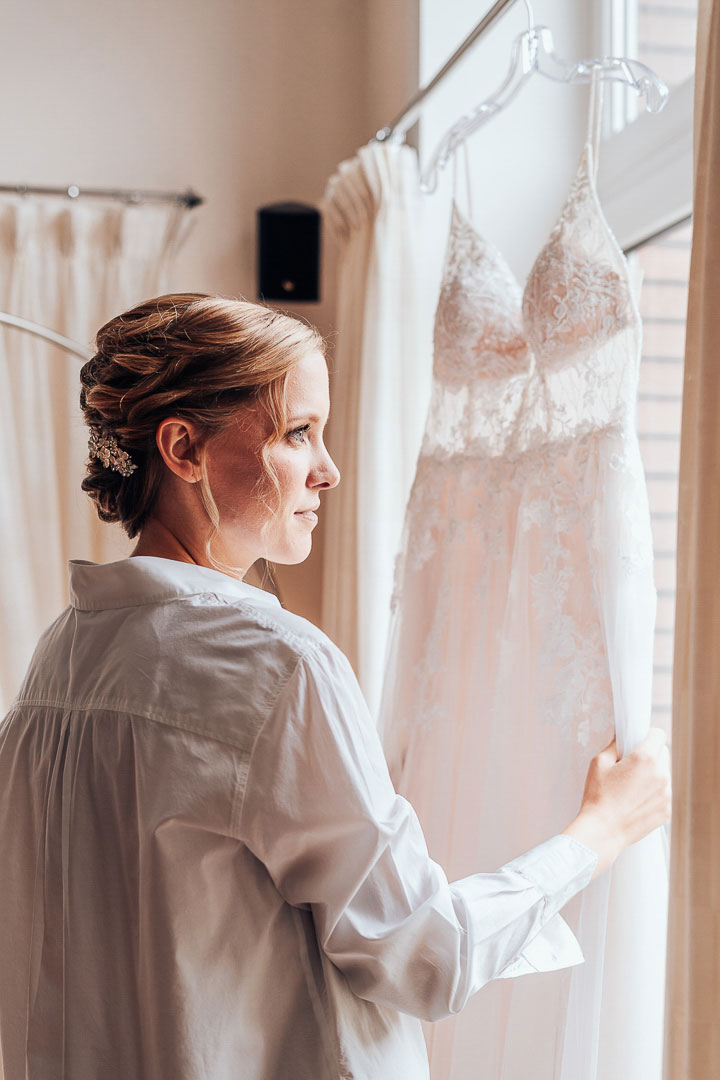 Braut am Fenster mit Brautkleid Hochzeitsfotograf Bielefeld