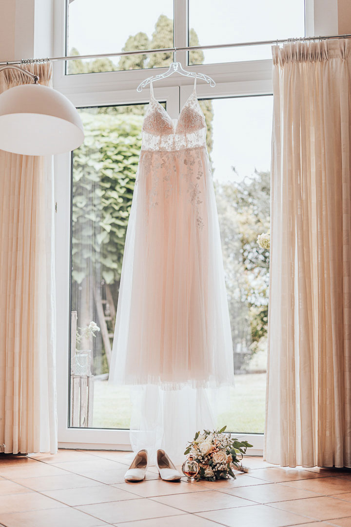 Brautkleid am Fenster Hochzeitsfotograf Bielefeld