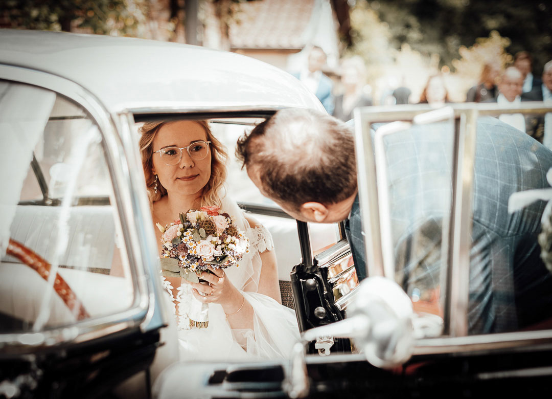Braut im Oldtimer Hochzeitsfotograf Bielefeld